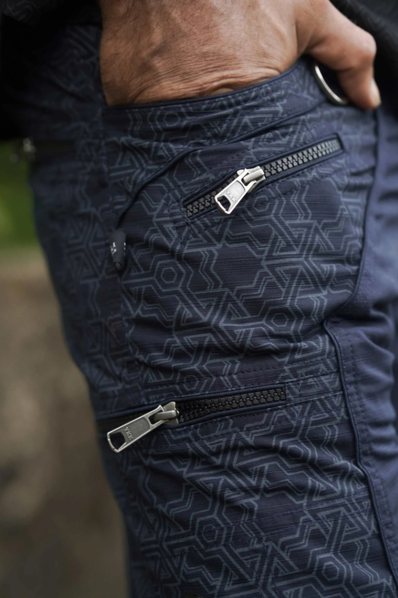 Shorts - Up knee cargo - SEMI PYTHAGORAS black